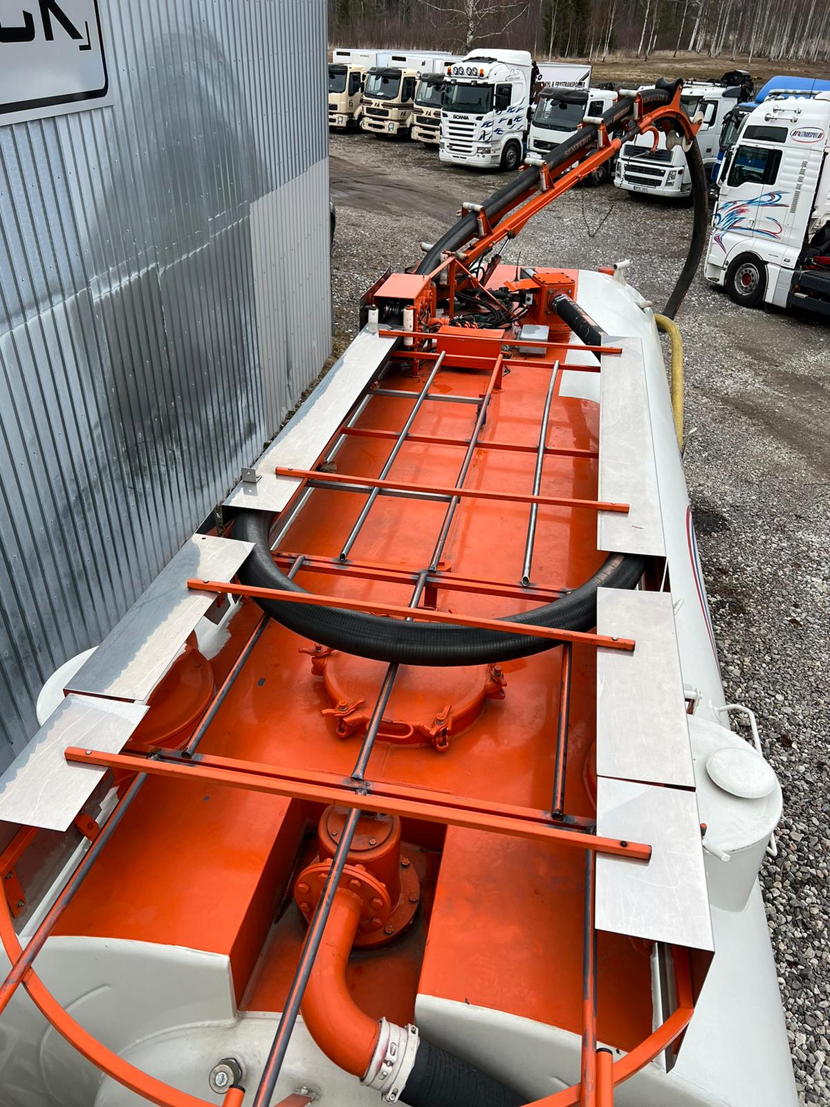 VOLVO FM12 420, 2006, 6×2 VACUUM + WATER + CRANE