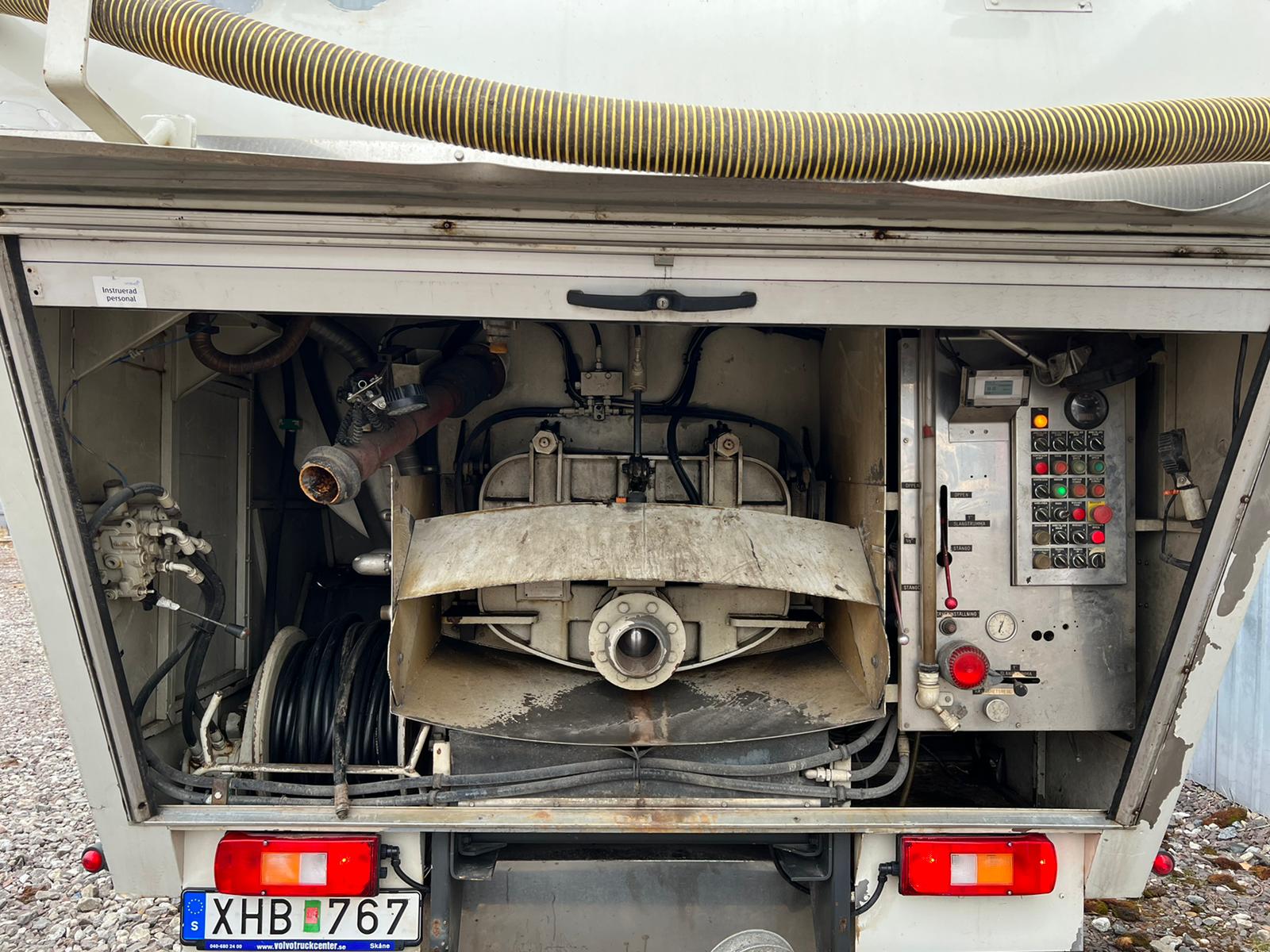 VOLVO FM12 420, 2006, 6×2 VACUUM + WATER + CRANE