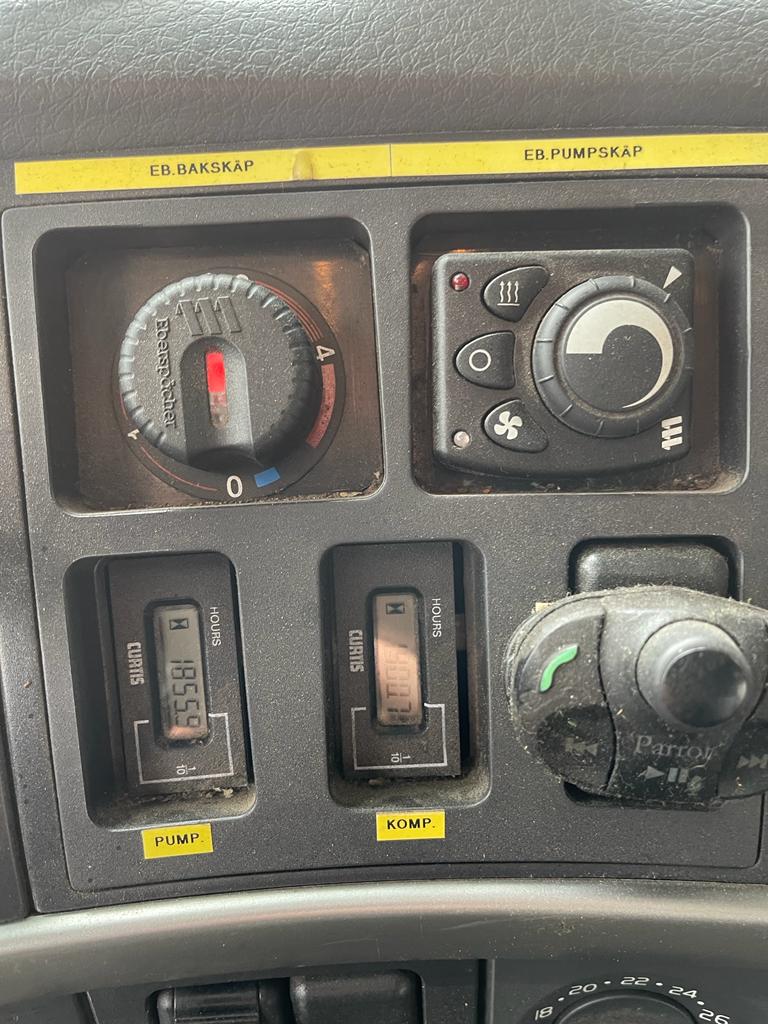 VOLVO FM12 420, 2006, 6×2 VACUUM + WATER + CRANE