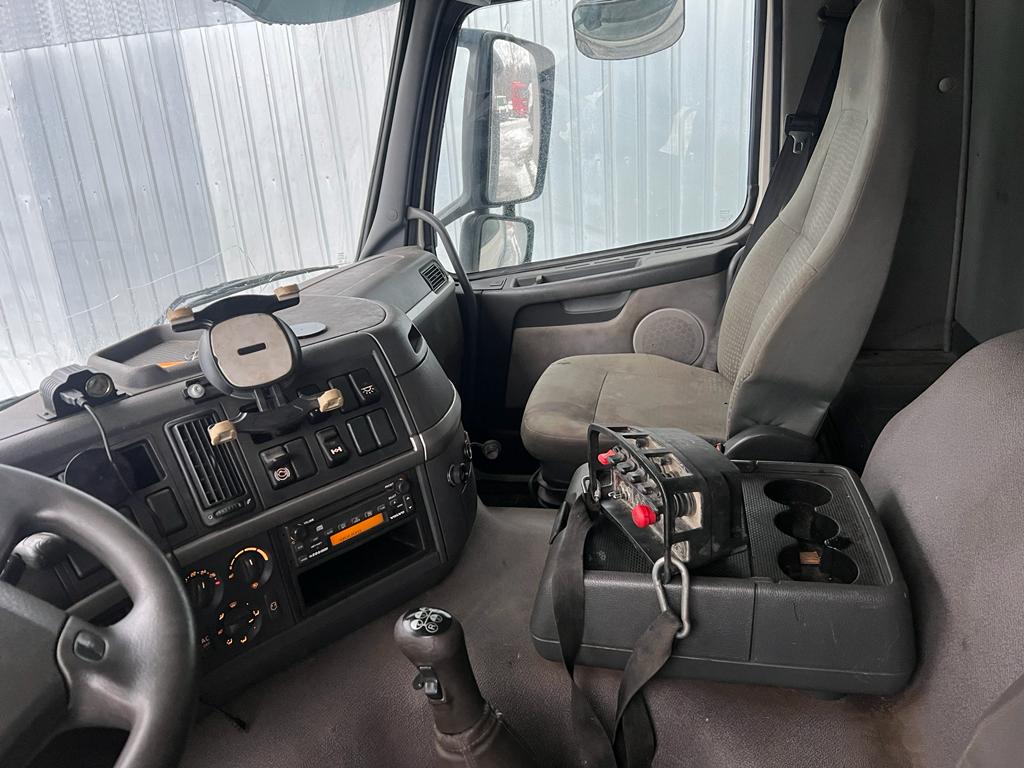 VOLVO FM9 300, 2005, 4×2 HIAB CRANE